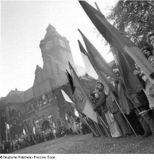 Feierliche Enthüllung eines Gedenksteins für Salvador Allende durch Hans Modrow, Erster Sekretär der SED-Bezirksleitung Dresden, im Beisein einer Delegation kommunistischer Chilenen
