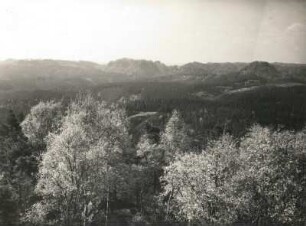 Königsplatz südlich von Hinterhermsdorf. Blick nach Südwesten über das Kirnitzschtal auf Rauschenberg, Hundsteine, Raumberg und Thorwalder Wände