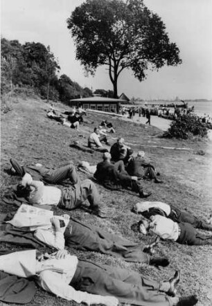 Nienstedten. Männer ruhen sich am Elbstrand aus
