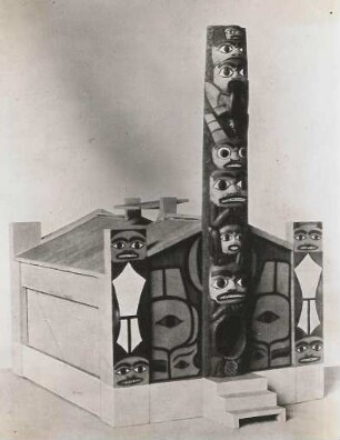 Hausmodell der Haida-Indianer mit Totemsäule