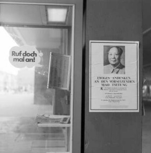 Telefonzelle mit einem Plakat "Trauerfeier Mao Tsetung"