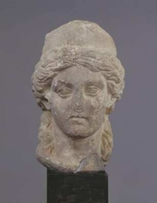 Kopf einer Göttin mit Diadem und Mauerkrone