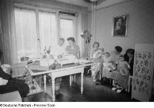 Mütter mit Kleinkindern und Säuglingen im Untersuchungszimmer
