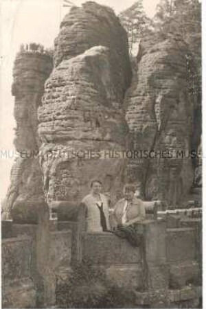 Zwei Frauen im Elbsandsteingebirge(?)