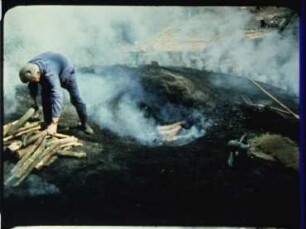Mitteleuropa, Rheinland - Köhlerei im Kermeter: Brennen und Ausräumen des Meilers. Schmidt/Nideggen 1981