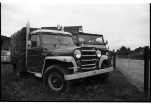 Hoisbüttel: Kfz-Werkstatt Dietrich: Lübecker Straße: Außengelände: Oldtimer Lkws, Maschendrahtzaun