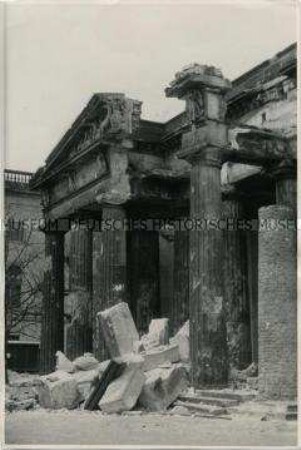 Die zerstörte Neue Wache nach Kriegsende