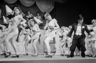 Szenenbilder aus der Operette "Die Kinokönigin" von Jean Gilbert am Metropol-Theater Berlin