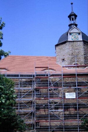 Altes Schloß mit neuem Dach; Gerüst am Schloss