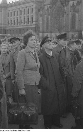 Teilnehmer der Kundgebung auf dem Karl-Marx-Platz (heutiger Augustusplatz)