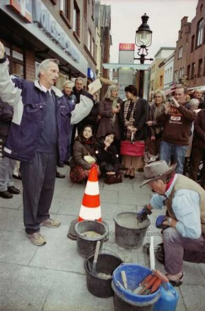 Hindenburgstraße 49: Stolpersteinverlegung für Hans Wöltje am 28. September 2010: Künstler Gunter Demnig verlegt Stolperstein, dahinter links Kreiskulturreferent Johannes Spallek bei seiner Ansprache