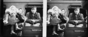 Eine kleine Familie vorm und im Zug