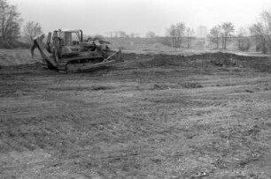 Vorbereitende Erdarbeiten für den Bau der Eislaufhalle Neureut nördlich des Klammwegs in Neureut-Heide