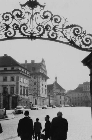 Blick vom Eingang zum Burghof über den Hradschiner Platz zum Palais Schwarzenberg