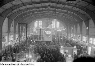 Blick in die Messehalle des VEB Kombinat Elektromaschinenbau (VEM)