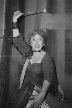 Szenenbilder aus "Das verlorene Gesicht" von G. Weisenborn, Regie H. Lietzau, mit C. Raddatz u.a., Schloßparktheater Berlin, Uraufführung 20.04.1956