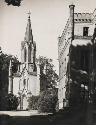Tamsel. Mark Brandenburg. Schloss Tamsel, erbaut 1686 im Stil der Renaissance. Teil des Schlosses und Kirche