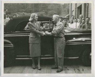 Marlene Dietrich bei "Jack & Heintz" mit Unternehmensgründer Bill Jack, War Bond Selling Tour (Cleveland, Ohio, Juni 1942) (Archivtitel)