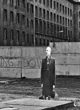 Gorbatschow-Figur an der Berliner Mauer