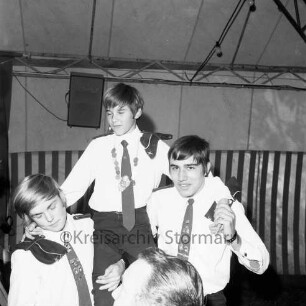 Schützenfest: Veranstalter Schützenverein Reinfeld und Umgebung von 1954 e.V.: Königsfrühstück: im Festzelt: Königsproklamation: Jungschützenkönig Manfred Wedig auf den Schultern seines Vorgängers Klaus Dieter Nielges und eines weiteren