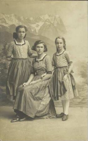 [Frau mit zwei Mädchen im Kleid]