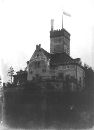 Aue. König-Friedrich August-Warte (heute Warte-Park) auf dem Heidelsberg. Straßenansicht