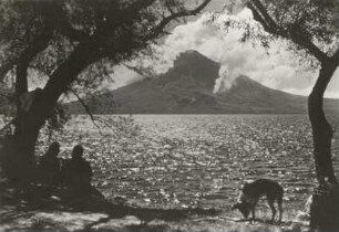 Guatemala. Atitlán-See : 1560 m ü. NN; Blick zum Vulkan San Pedro (3018 m) am Nachmittag