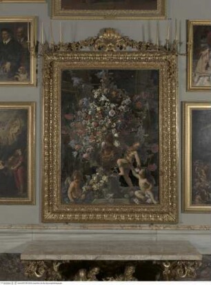 Bemalter Spiegel mit einer großen Vase mit Blumen und Putten