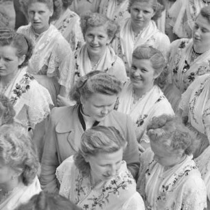Grundsteinlegung für einen Schule in Briesen. Junge Frauen in festlicher Spreewaldtracht. : Połoženje zakładneho kamjenja za šulu w Brjazynje. Młode žony w Błótowskej swjedźenskej drasće.