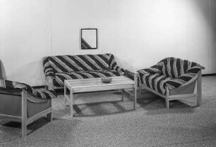 Sitzgruppe Combo : Leipzig. Leipziger Herbstmesse, 1986. Sitzgruppe Combo. Holz, folienbeschichtet in Kiefernholzoptik, Polsterung mit Mischgewebebezug, grau und rot (1986; VEB Ultra-Möbel Suhl)