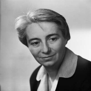 Porträt Jeanne Stern : Porträt Jeanne Stern (1908-1998; Schriftstellerin, Drehbuchautorin, Übersetzerin). Fotografie 1956. Dresden: Deutsche Fotothek