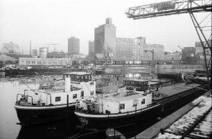 Basel: Rheinhafen, Becken mit Silo