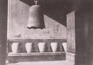 Peking, China. Konfuziustempel Kongmiao, Bronzeglocke und Steintrommeln