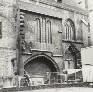 Stadtkirche St. Michael : Stadtkirche St. Michael. Ansicht mit früherem Übergang zur angebauten Klosteranlage und vermauertem Portal