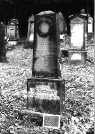 Grabstein 65 (Index: 100090768) Material: Sandstein Zustand: verwitt/gebroch/repariert Maße HxBxT: 152x55x22 cm Beschreibung: Obelisk, getreppter Sockel Symbolik: Kranz: Grabstein 65