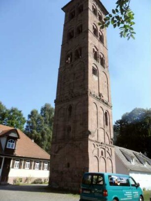 Hirsau-Kloster St Peter und Paul-Klosterkirche-Nordwestturm (Eulenturm)-Romanisch um 1091-Ansicht von Südwesten in Übersicht mit plastischer Ornamentik sowie Biforien