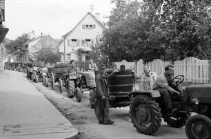 Ihringen: Lange Wagenkolonne, Vordergrund Traktor