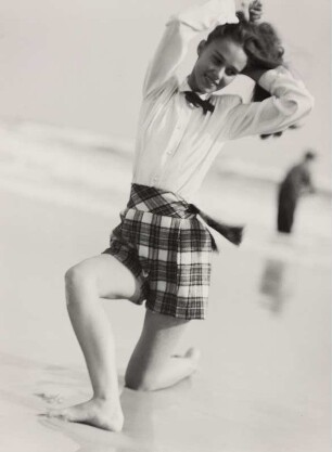 "kneeling on beach", Modeaufnahme, Modell Beth Wilson (Junior Bazaar)