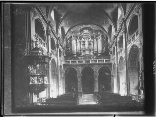 Walldürn Katholische Stadtkirche Sankt Georg Innenansicht Richtung Empore und Orgel