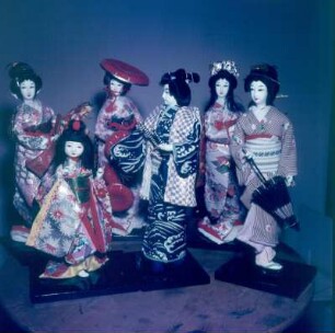 Japan. Auf einem kleinen Podest plazierte Puppen (Puppenset) zur Feier des traditionellen Puppenfestes (Hina-Matsuri)