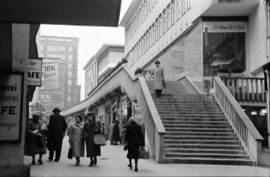 Stuttgart: Schulstraße mit Treppe zur Galerie, näher