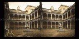 Innenhof des Museums des Patriarchen, Colegio Corpus Christi Valencia, mit Denkmal San Juan de Ribera, Valencia