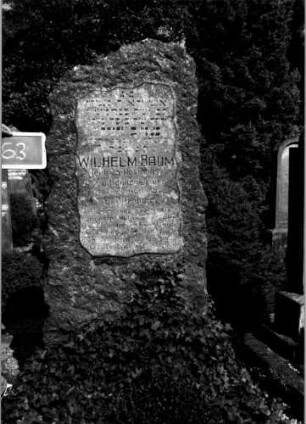 Grabstein 63 (Index: 100109967) Material: Granit Zustand: gut Maße HxBxT: 195x77x30 cm Beschreibung: grob stelenhaft behauener Stein, Schriftfeld poliert: Grabstein 63
