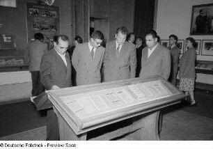 Raitscho Kirkoff (rechts), Dimiter Popoff (2.v.r.) und Wassil Baeff (2.v.l.) während des Erklärens von Ausstellungsobjekten