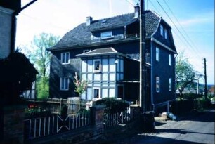 zweigeschossiges Wohnhaus mit zweigeschossigem Vorbau