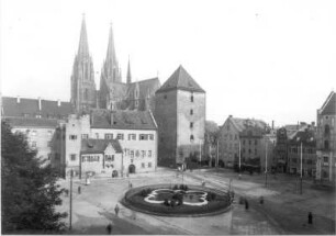 Regensburg. Moltkeplatz mit Brunnen. Ansicht von Südosten mit Herzogshof (12./13. Jh. begonnen) und Römerturm (13. Jh.) gegen Dom St. Peter