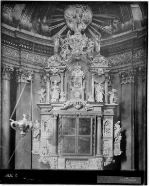 Walldürn Katholische Stadtkirche Sankt Georg Heiligblutaltar im nördlichen Querschiff