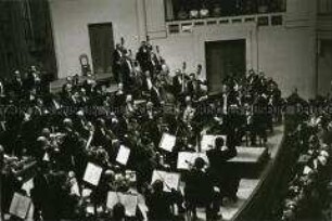 Herbert von Karajan dirigiert anlässlich der Weltausstellung 1958 in Brüssel die Berliner Philharmoniker.