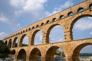 Frankreich. Languedoc Roussillon. Gard. Pont du Gard. Römisches Aquädukt erbaut in den Jahren 40 bis 60 n. Chr. über den Fluss Gardon. Nach Hochwasser 2002