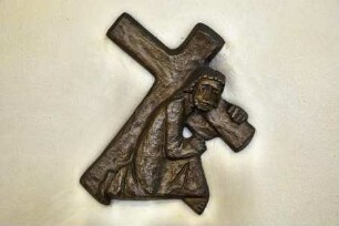 Kreuzweg mit fünfzehn Stationen — Christus bricht zum ersten Mal unter der Last des Kreuzes zusammen